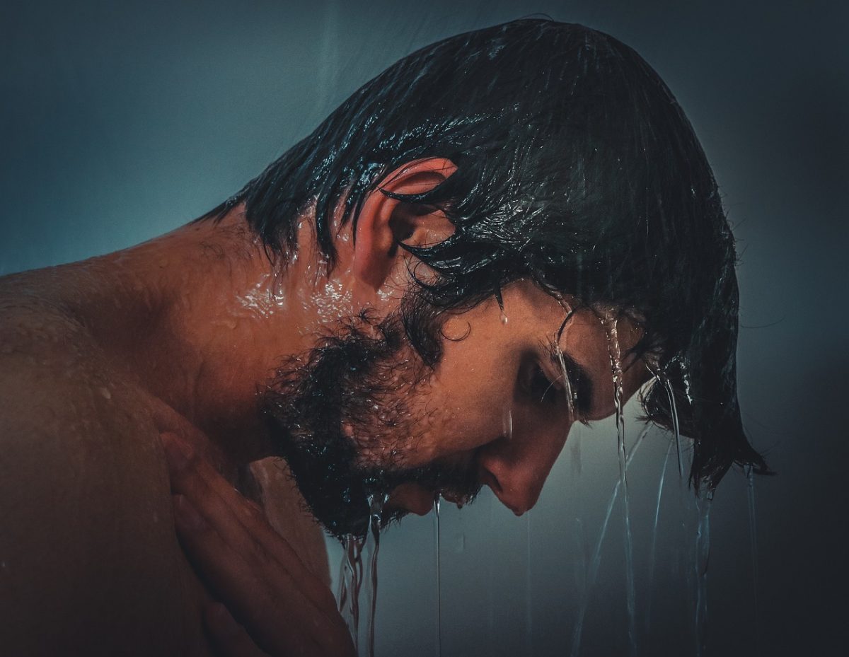 profiter d'une eau douce qui va non seulement nettoyer vos cheveux en profondeur, mais aussi les rendre plus doux et plus brillants.